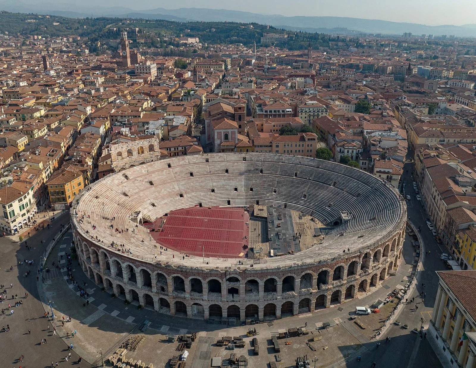 L'Arena di Verona illuminata durante uno spettacolo d'opera nella stagione estiva