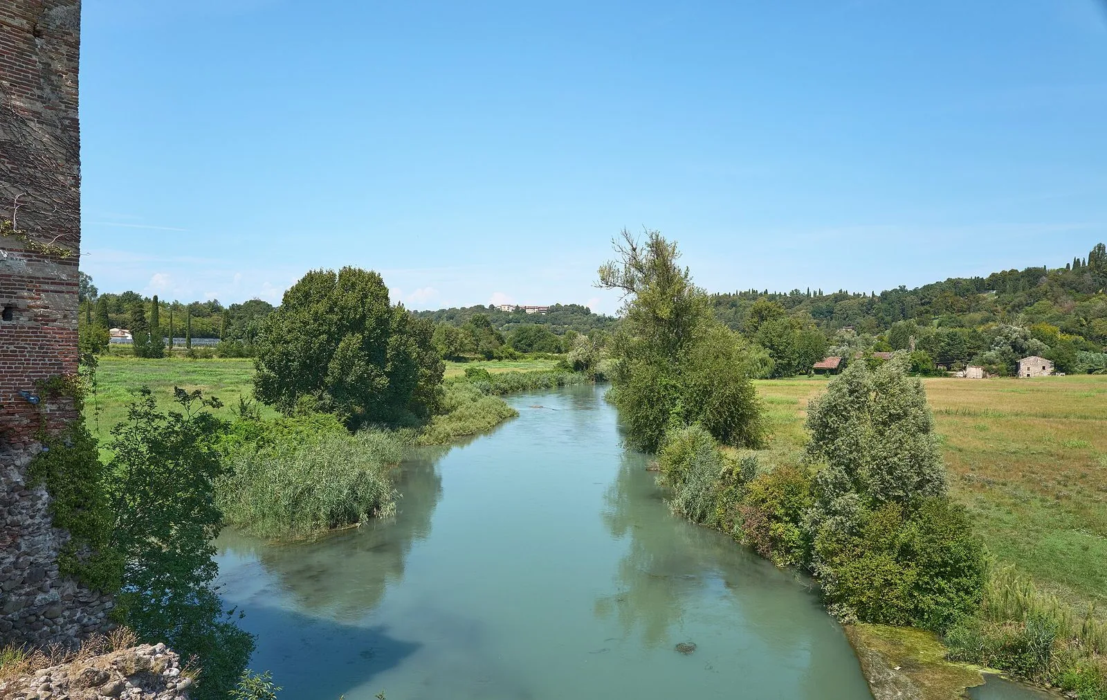La pista ciclabile del Mincio tra Peschiera del Garda e Mantova, con il fiume e la campagna ai lati