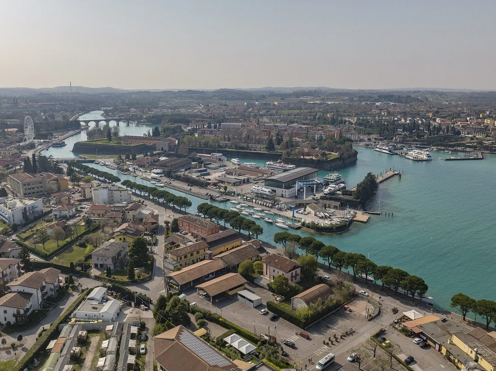 Vista aerea di Peschiera del Garda con la fortezza pentagonale, i canali e il centro storico sul lago