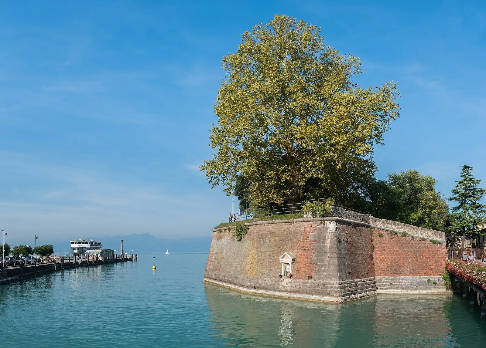 Le mura e un bastione della fortezza veneziana di Peschiera del Garda che emergono dall'acqua