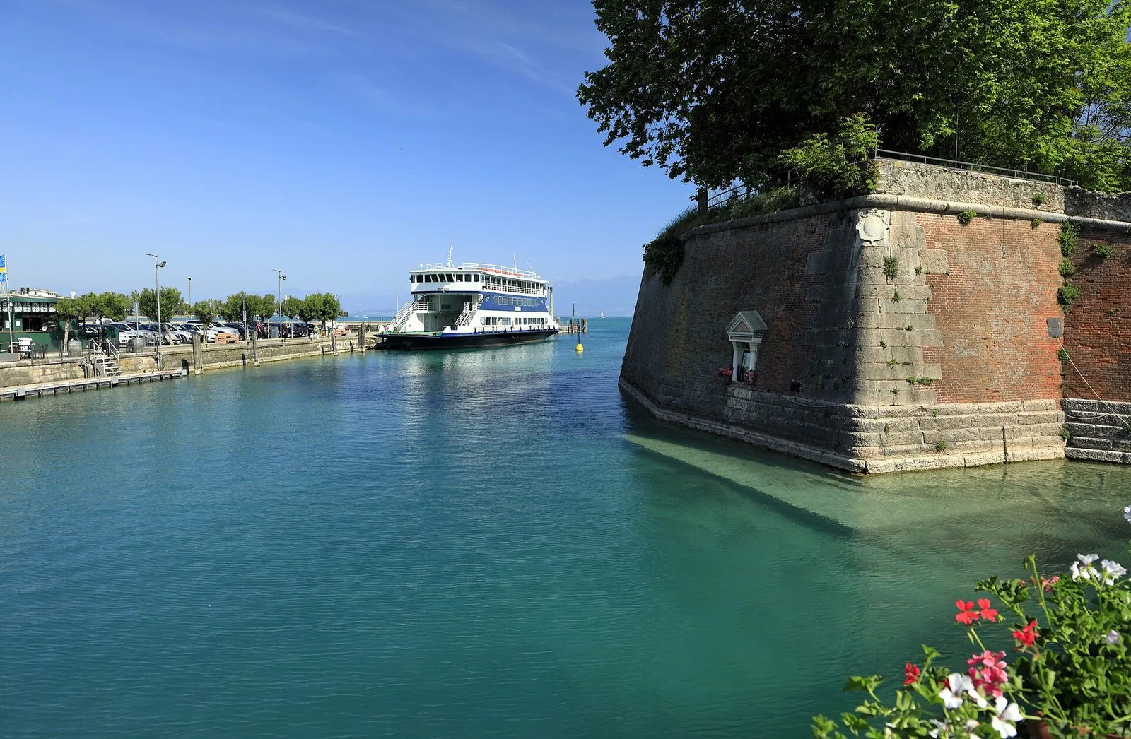 Un battello della navigazione di linea sul Lago di Garda in arrivo al pontile