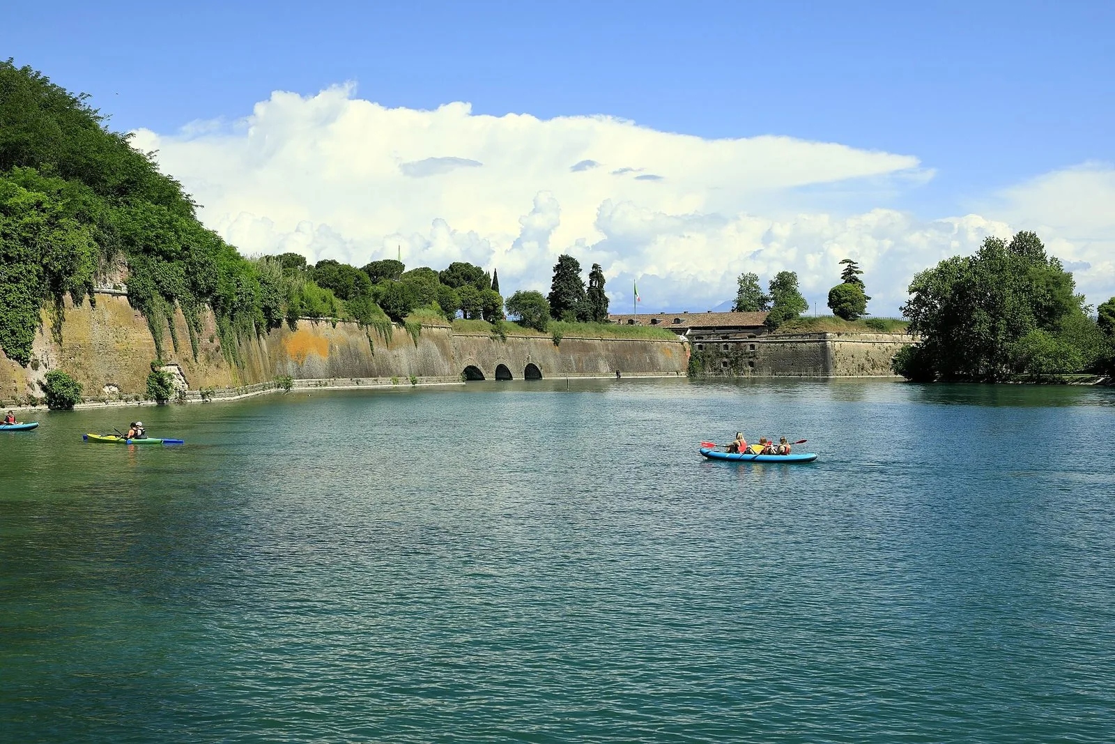 Le mura veneziane della fortezza di Peschiera del Garda viste dall'acqua del canale