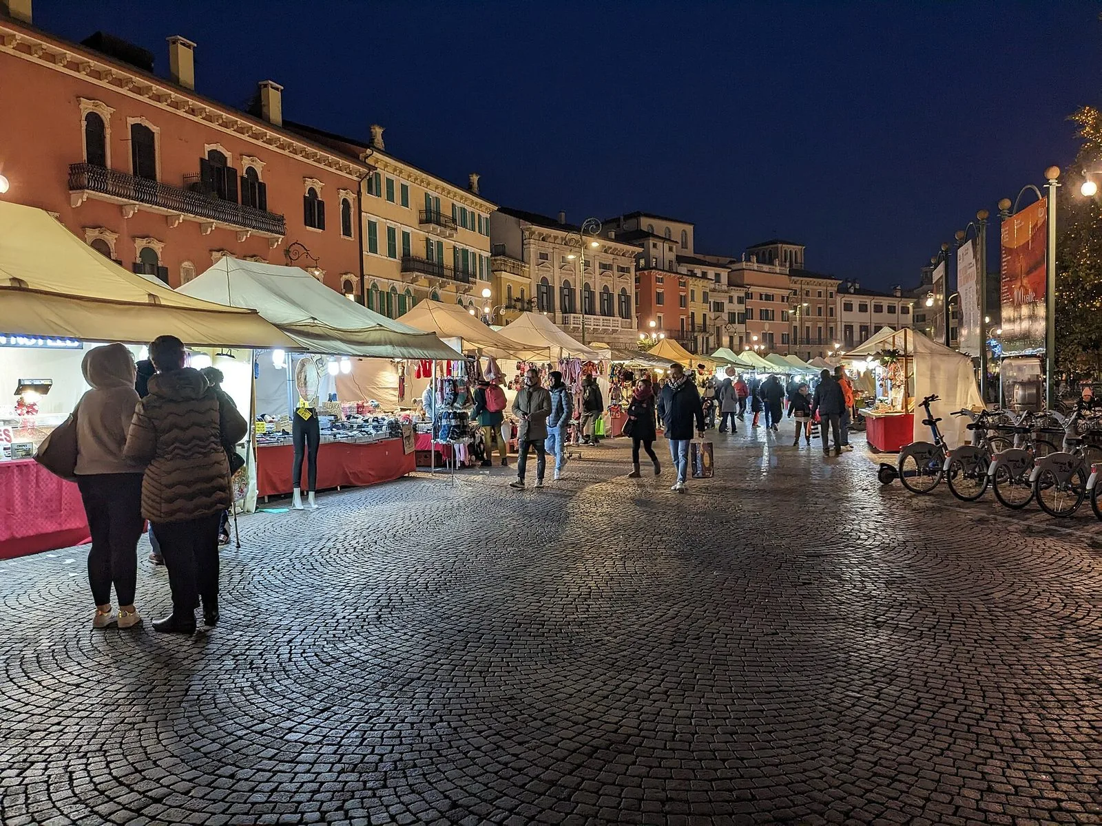 Le bancarelle illuminate del mercatino di Natale in Piazza dei Signori a Verona